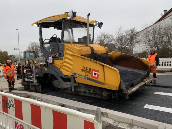 Asphalfertiger im Einsatz auf der Geinsheimer Straße zwischen Westring und Tankstelle.