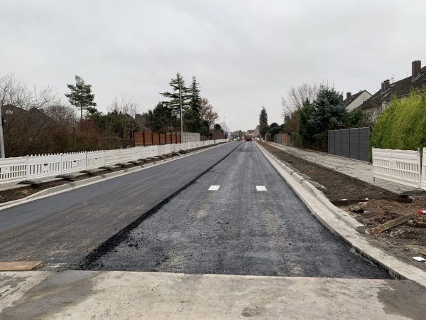 „Frisch asphaltierter Straßenabschnitt der Geinsheimer Straße zwischen Westring und Tankstelle.“