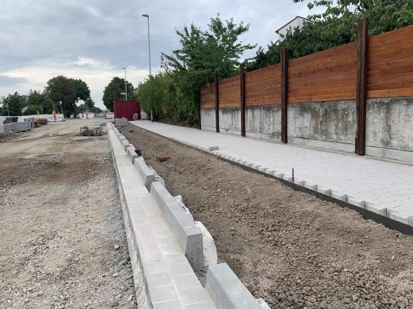 Rinne Bord Grünfläche und Gehweg Geinsheime r
