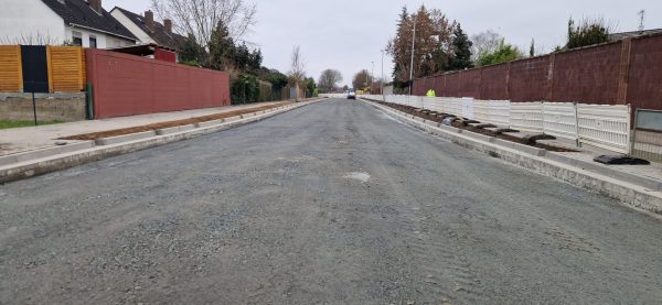 Das Bild zeigt die vorbereitenden Arbeiten zur Asphaltierung.