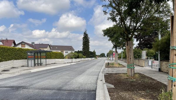 Die frisch asphaltierte Geinsheimer Straße, Blickrichtung Westen zur Bergstraße